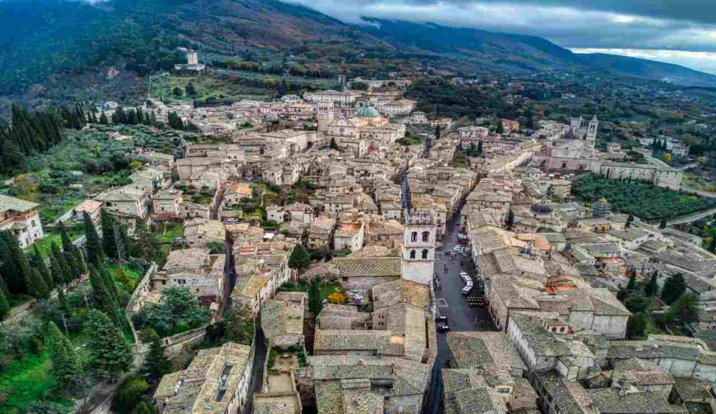 Ci vai e preghi senza sapere che si tratta della MEDJUGORJE ITALIANA | Un luogo dove l’arte è un tutt’uno con la Fede