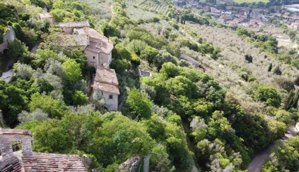Immerso nel verde, nasce il BORGO DEGLI ANGELI | Qui ogni pietra racconta una storia e ogni angolo è un dipinto