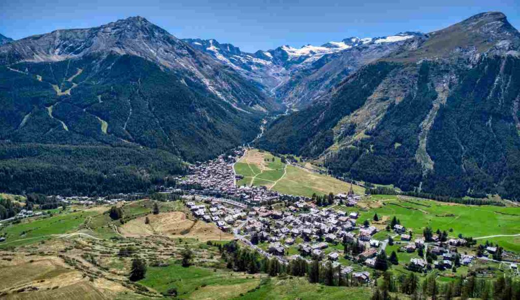 Dove il fiume scorre lento si erge il PAESE DEI MISTERI | Nascono amori ad ogni angolo di strada