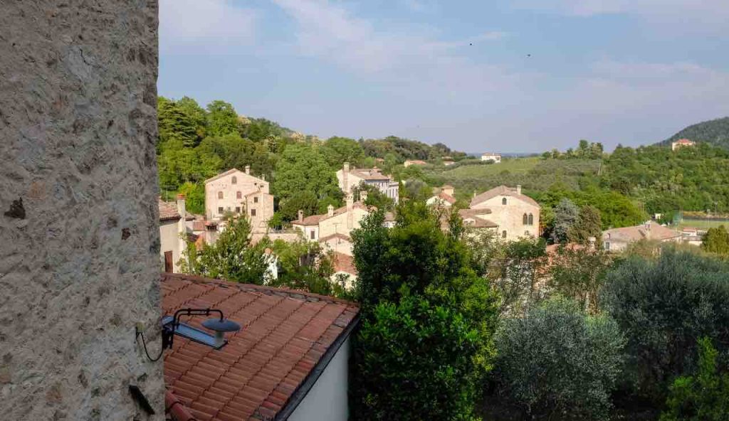 Tra colline con ulivi e case in pietra questa è la PROVENZA DEL VENETO | Venezia cede il suo primato per sempre