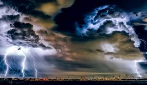 tempesta di fulmini su città