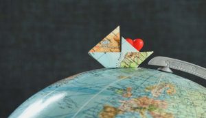 barca di carta su globo a tema geografico