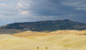 volterra a distanza con nubi