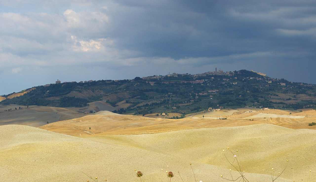 volterra a distanza con nubi