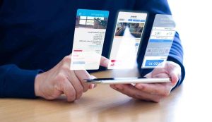 Persona che organizza un viaggio online