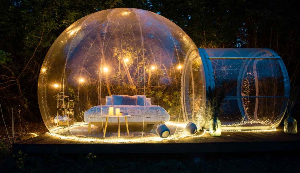 Dormire in una bolla trasparente sotto le stelle: i Bubble Hotel più spettacolari del mondo