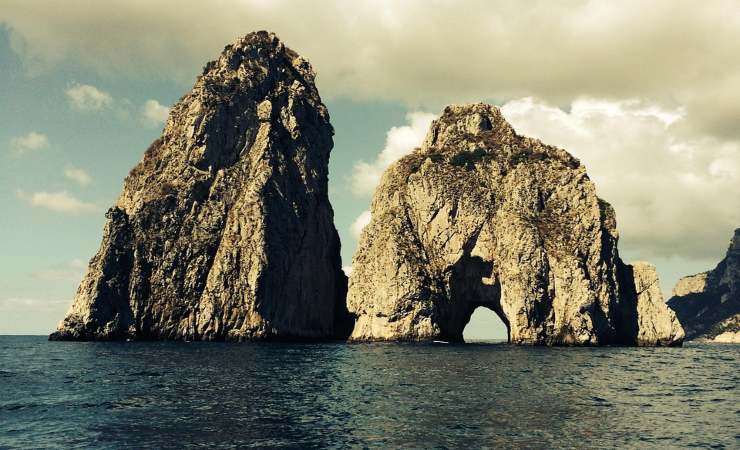 Nel cuore del Lazio vi è un’isola che tutti chiamano PICCOLA CAPRI | Invece dei faraglioni ti becchi questa sorpresa, che sballo