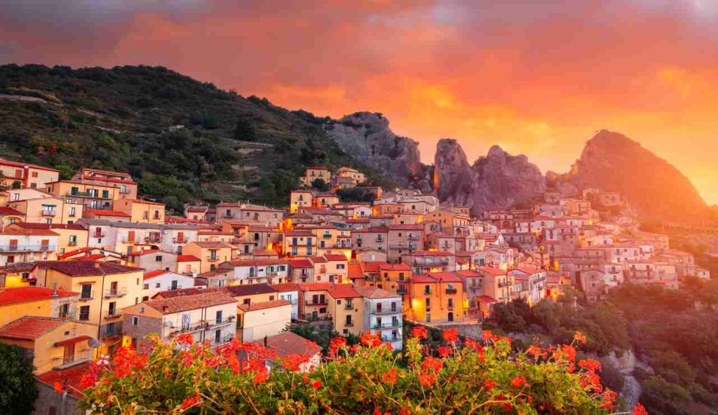 Arroccata tra le Dolomiti Lucane, è nota la CITTÀ DEL VENTO | Qui son tutti matti per il volo dell’angelo