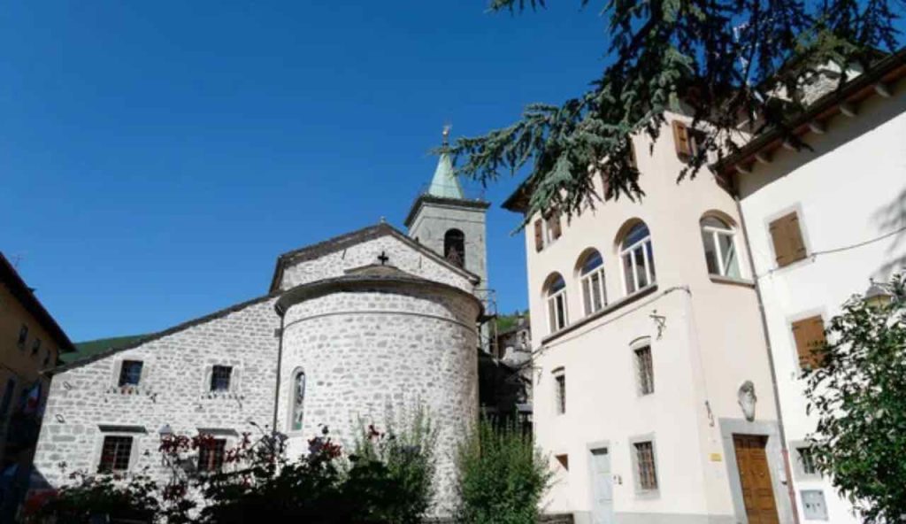 Ai piedi del Monte Cimone nasce il BORGO GIOIELLO d’Italia | Tutto sembra fermo al Medioevo, roba da non credere