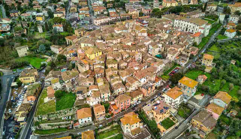 Ma quale Toscana, il vero BORGO DI DANTE si trova in Umbria | Le mura lo evidenziano, qui tutto è cultura