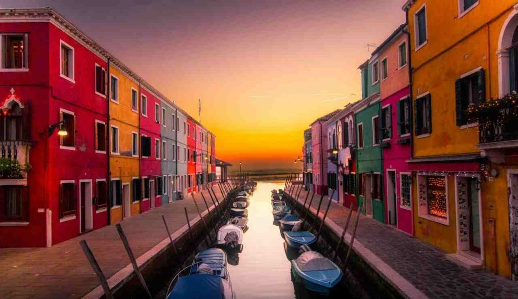 Tra case colorate e spettacoli naturali ecco la BARCELLONA ITALIANA | Ci vai in questi mesi e compri casa lì, è sicuro