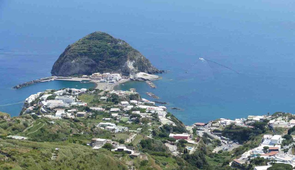 Ischia e Capri alzano bandiera bianca, la Campania sfoggia la NUOVA META per l’estate | La spiaggia è indescrivibile, ti rapisce subito