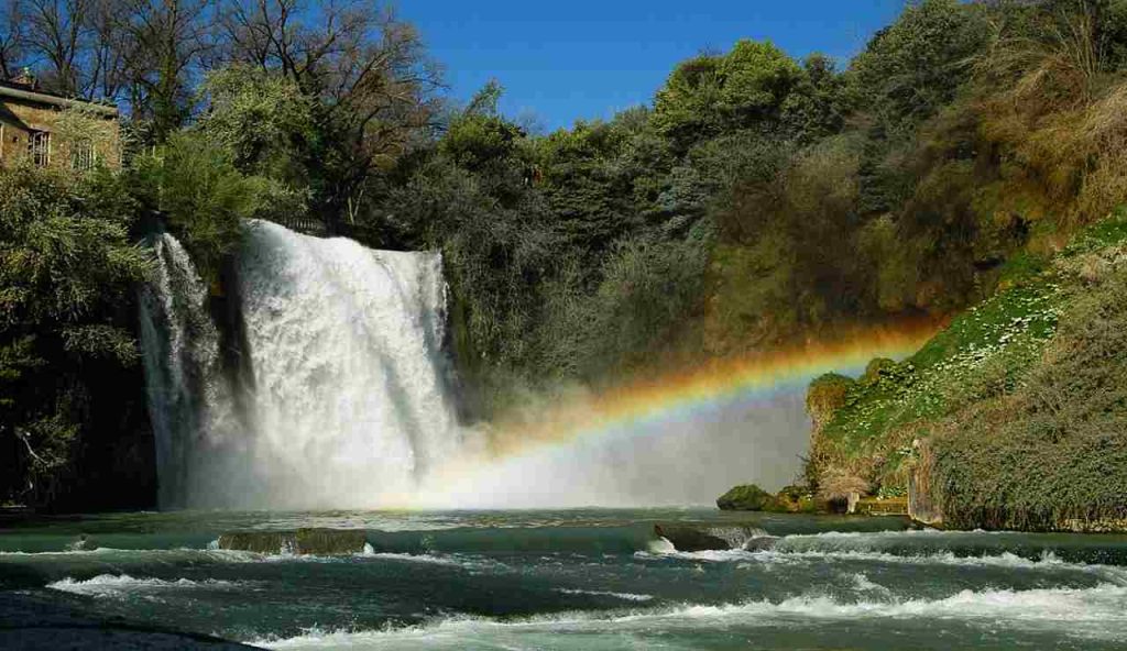 Unica per la cascata naturale che attraversa il centro storico ecco la NIAGARA DEL LAZIO | Atmosfera magica ad ogni angolo
