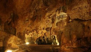 Le suggestive grotte (corinasdavide - Wikimedia Commons foto) - www.cosediviaggio.it