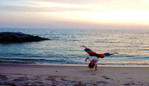 donna felice in spiaggia