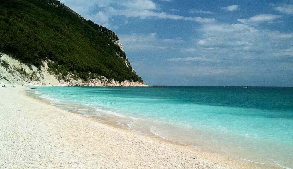 Tutti la conoscono come le MALDIVE DELLE MARCHE | Si tratta della nuova meta per l’estate, mare da 10 e lode