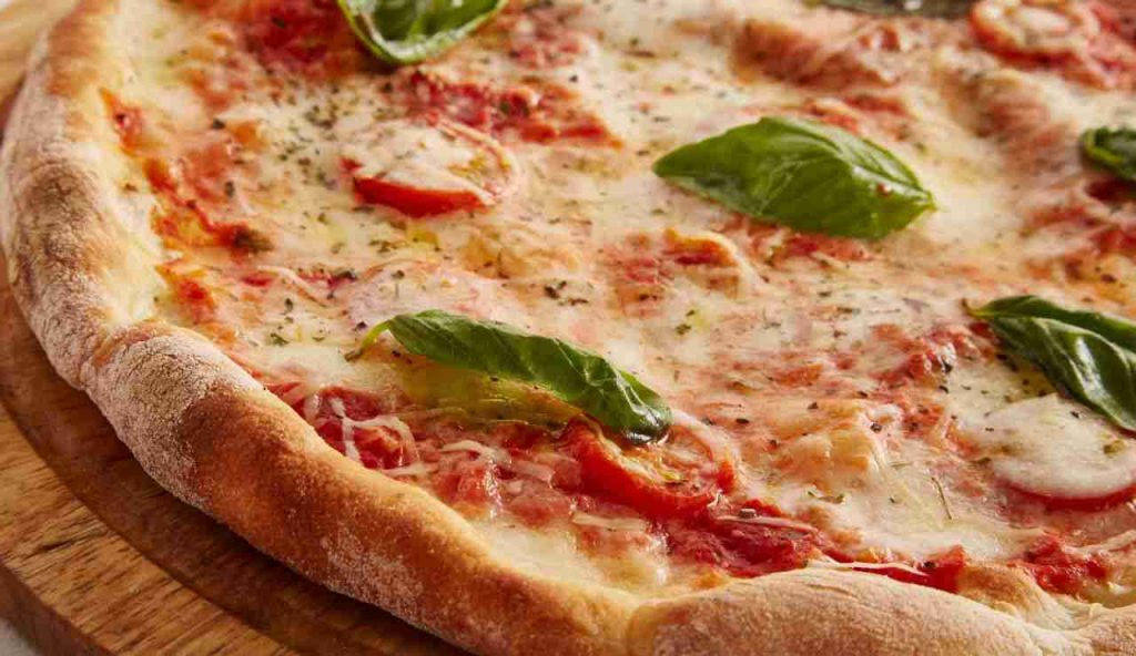 A Napoli c’è chi fa pizza, e chi fa arte: ecco le 5 pizzerie che la Michelin ha deciso di esaltare | La 4ª è divina