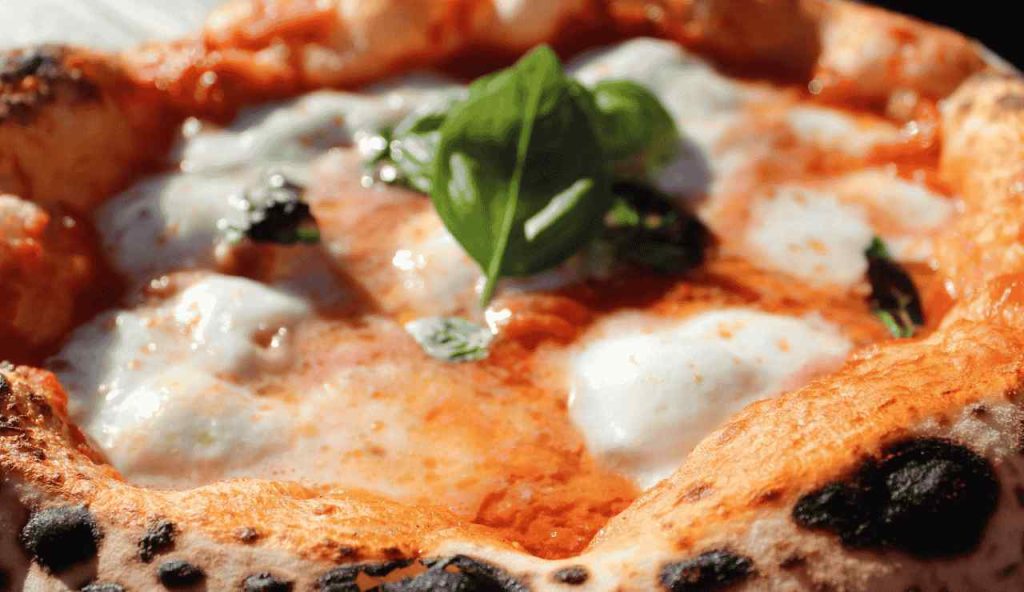 Vuoi sapere cos’è l’amore vero? Inizia da queste 5 PIZZERIE napoletane | La mozzarella si scioglie con lo sguardo