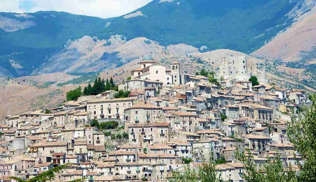 Tra Basilicata e Calabria nasce il BORGO PRESEPE d’Italia | Ci vai a giugno e scopri che si fa festa tutto l’anno