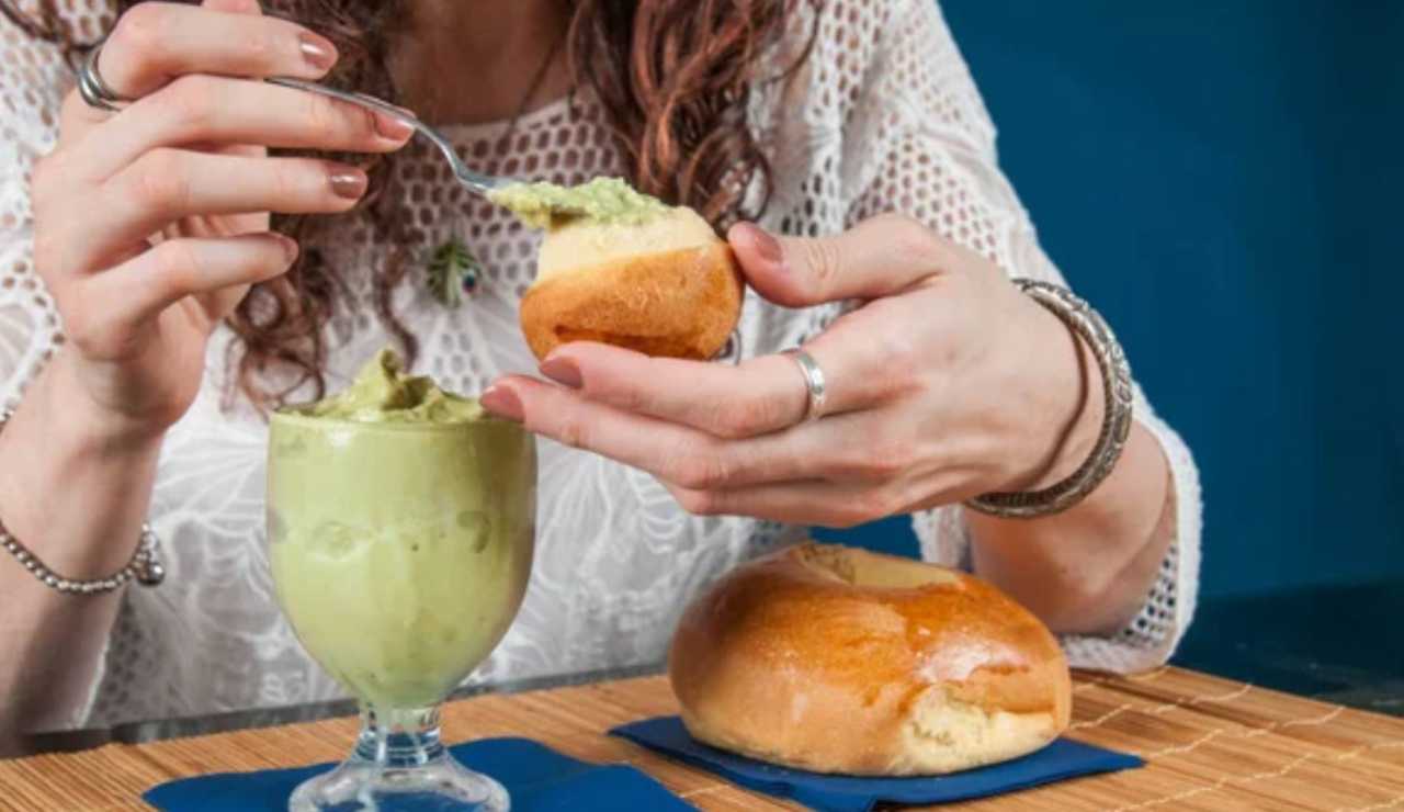 Ragazza gusta una granita siciliana (Depositphotos foto) - www.cosedaviaggio.it