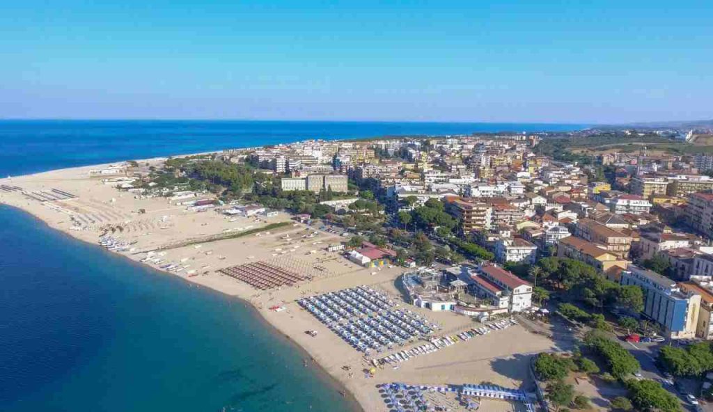 In Italia ci sono spiagge dove puoi stare GRATIS | Ti portano il CAFFÈ direttamente sulla sabbia, eccole