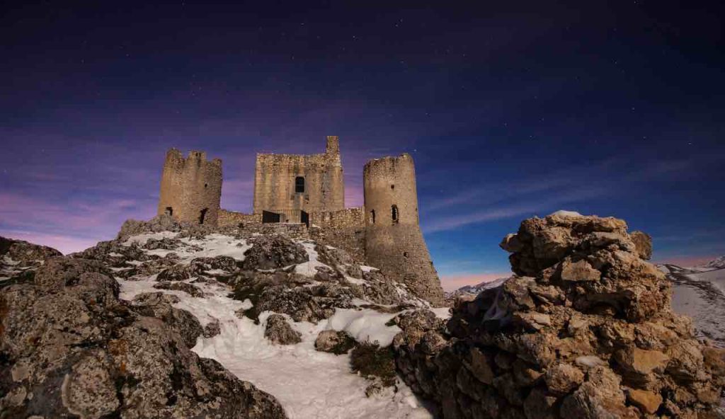 In questo paesino abbandonato d’Italia, ci vivono solo i fantasmi | Qui la notte si sente il TG1 del 1954
