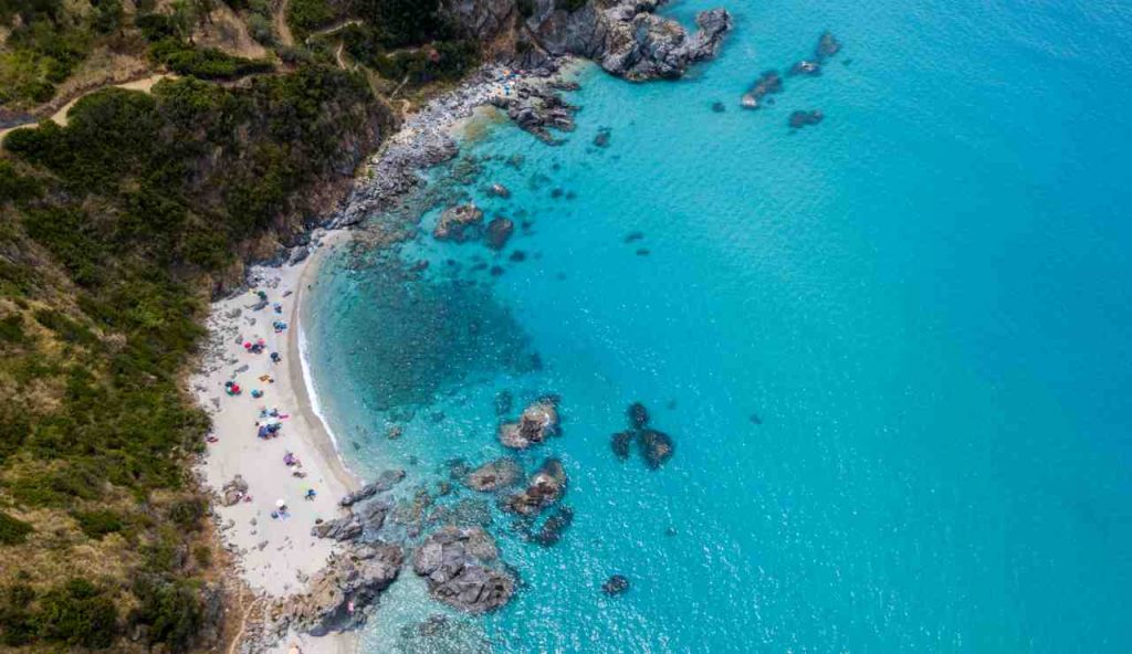 Col suo mare cristallino si merita il nome di POLINESIA DI CALABRIA | Costa pochissimo ed è perfetta per luglio e agosto