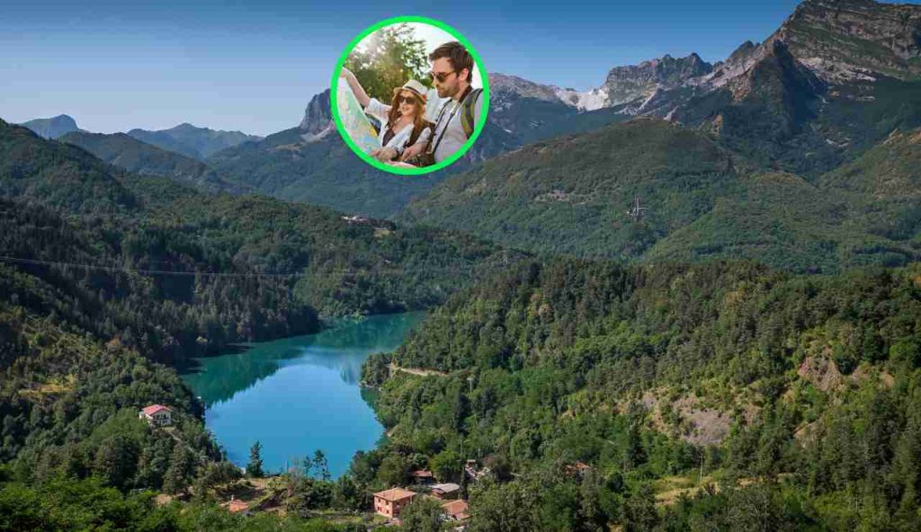 Questo BORGO delle FATE galleggia in mezzo a un lago: tra onde e pietre, la chicca medievale sepolta tra le colline toscane