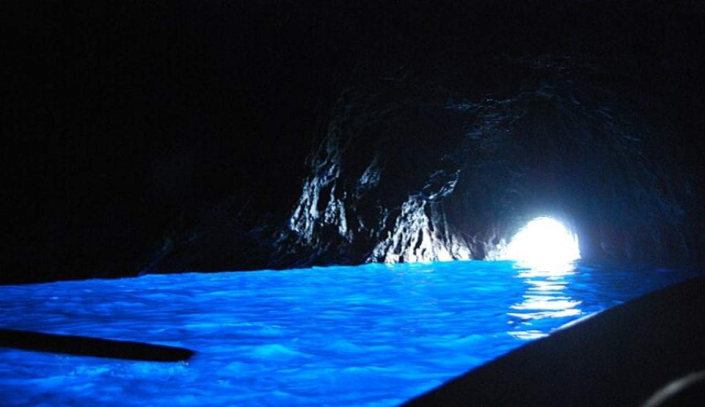 Scoperte nei pressi di Roma delle GROTTE SEGRETE | Sembra di essere a Capri, un luogo dal fascino unico