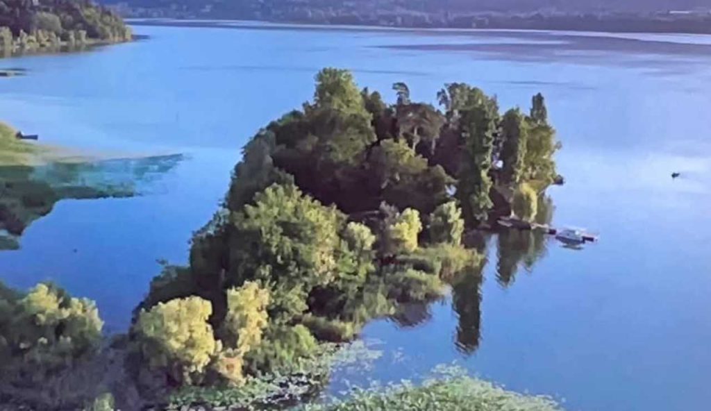 Scoperta un’ISOLA nel cuore della Lombardia | Ora Sicilia e Sardegna sono un vecchio ricordo, ad agosto tutti qui
