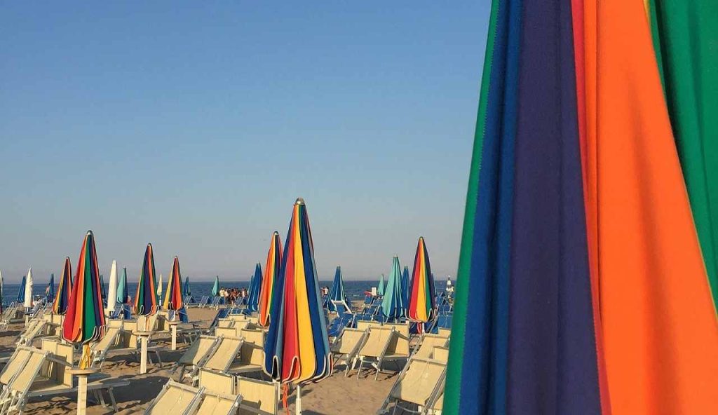 Addio lidi a pagamento | 3 parole e sei dentro GRATIS, il trucco legale per goderti il mare come un VIP