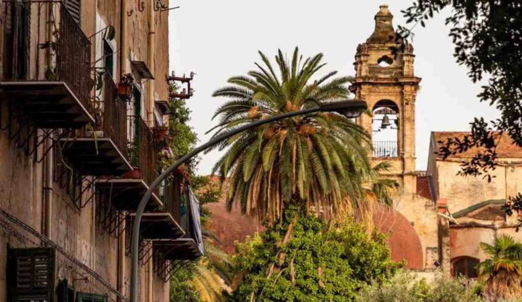 L’edificio più strano del mondo è a Palermo: la CASA del DISPETTO, larga solo 1 metro | Neanche i bambini ci entrano