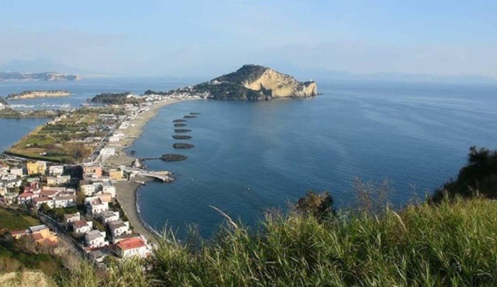 Mare Fuori, riapre i battenti il set più romantico della fiction partenopea | Qui l’appassionante bacio tra Rosa e Carmine