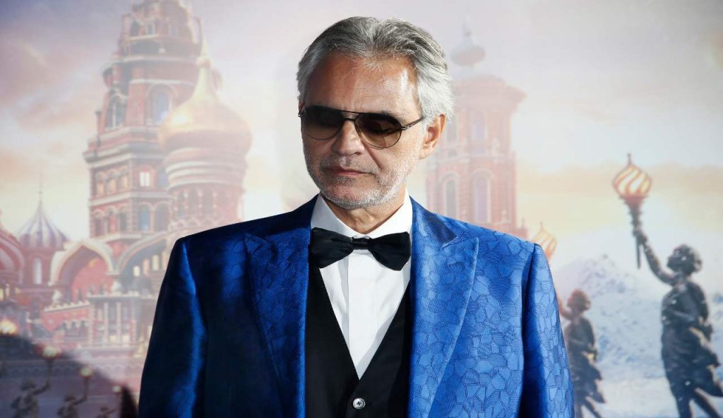 Andrea Bocelli, il suo Beach Club a Forte dei Marmi costa una follia: i prezzi in alta stagione sono una rapina a mano armata