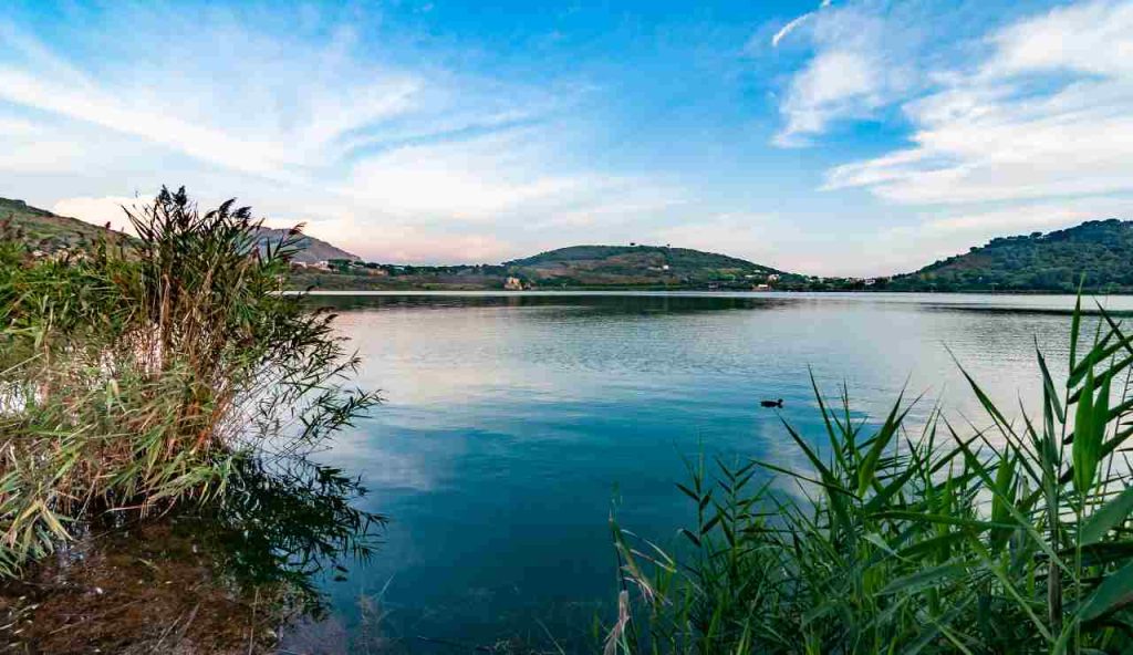 Se pensi di aver coraggio, vieni a tuffarti nella PORTA degli INFERI | Il lago nel cuore del vulcano non adatto ai deboli di cuore: in Italia