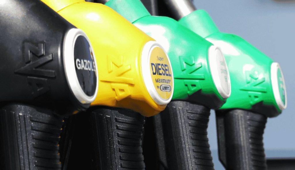 Diesel, benzina o elettrica? No, grazie: la mia auto va a LUCE SOLARE | La nuova svolta green: chilometri illimitati a costo zero