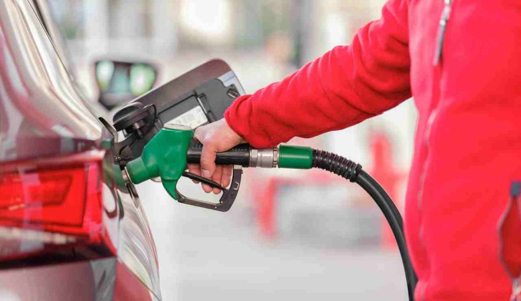 Con il coasting RISPARMI centinaia di euro in CARBURANTE: il trucco gratuito più odiato dai benzinai che funziona al 100%