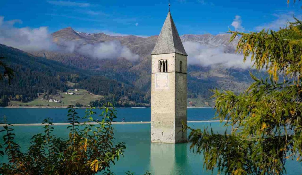 “Il lago ha INGHIOTTITO il paese!”: il borgo sommerso in Alto Adige popolato dai fantasmi | Ora nelle case ci vivono solo i pesci