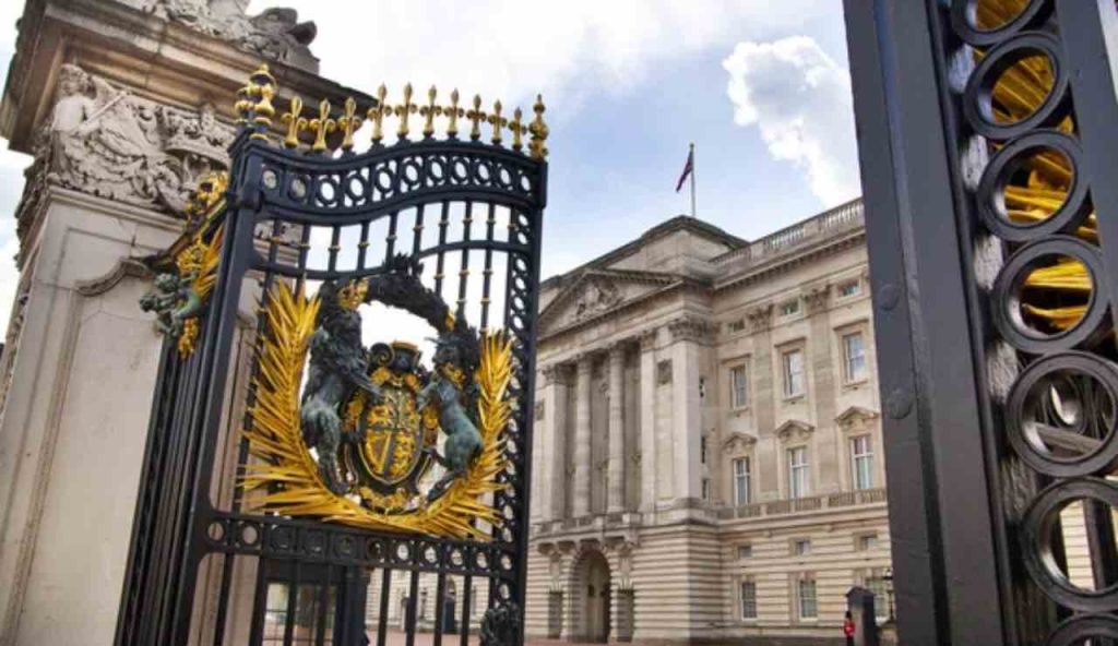 “AFFITTASI BUCKINGHAM PALACE”: il canone mensile è un vero schiaffo alla povertà | Neanche Elon Musk potrebbe permetterselo
