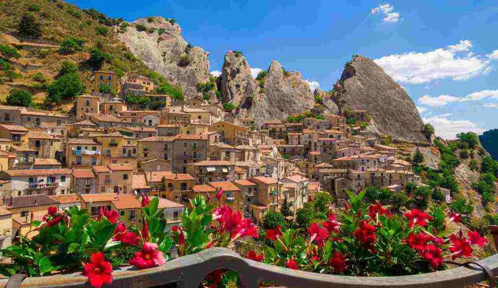 Se soffri sempre il CALDO, vieni a fare un salto nel borgo lucano dove l’estate diventa un piacere | Fresco e ventilato h24: il paradiso