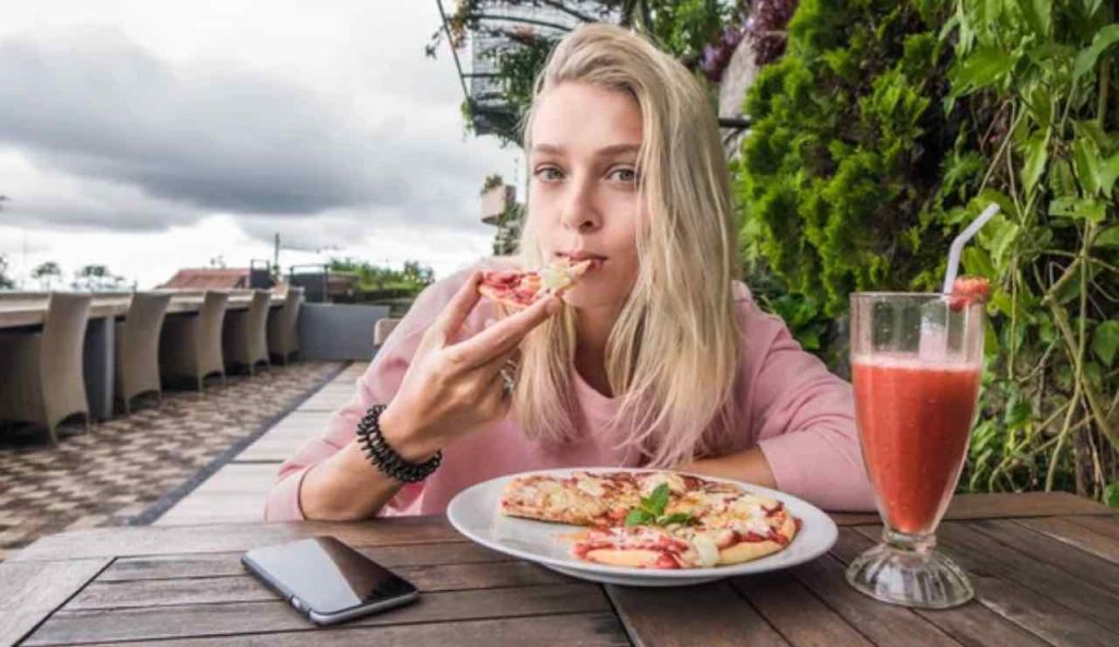 Estate di PREZZI PAZZI: in queste città per bere e mangiare spendi un rene | Occhio a cosa ordini: ci rimetti un patrimonio