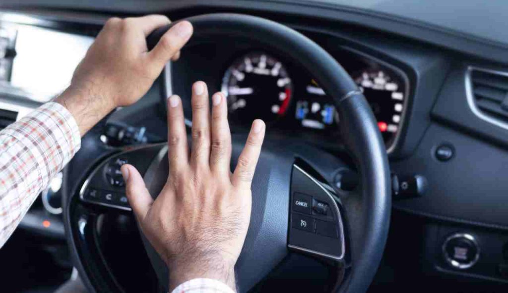 Nuova stretta sugli automobilisti, arriva la CLACSON-MULTA: se lo suoni così scatta una sanzione da infarto | Non toccarlo più