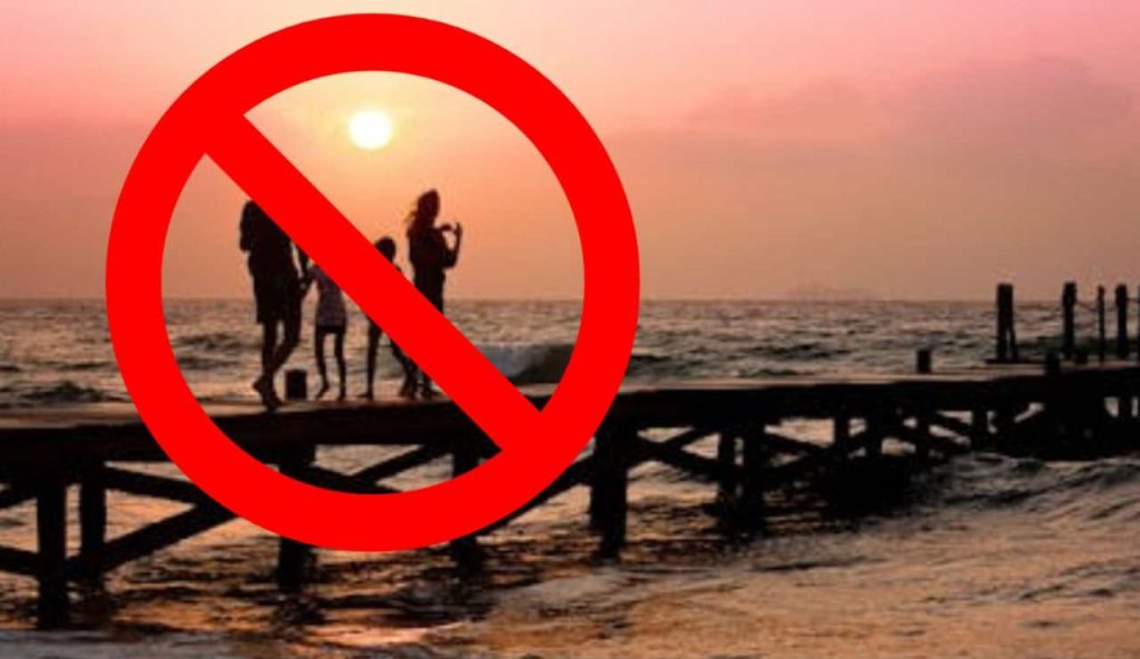 Vacanze, nuovo DIVIETO SHOCK: multe fino a 250 euro se ti beccano a passeggiare | Il coprifuoco estivo spacca l’Italia in due