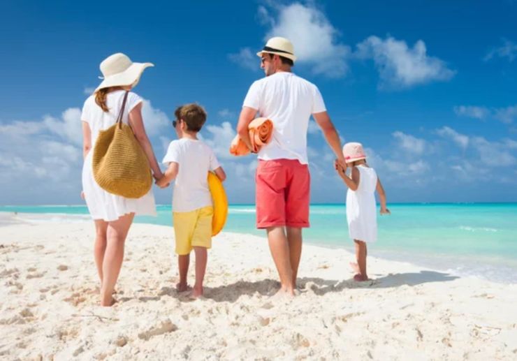 Famiglia in vacanza (Depositphotos foto) - www.cosediviaggio.it
