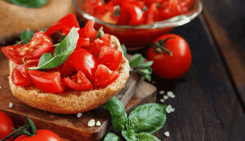 FRISELLA pugliese, dimentica pomodoro e mozzarella: condita così ha davvero una marcia in più | Croccante, velocissima e sfiziosa