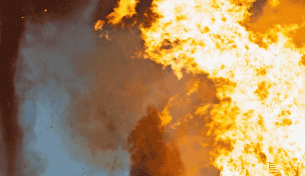Avvistato un TORNADO di FUOCO: l’anomalia immortalata in video semina il panico nella comunità scientifica | Ora anche il cielo brucia