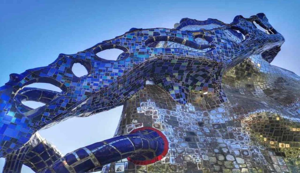 In Toscana la GARDALAND dei TAROCCHI: una passeggiata esoterica tra Arcani, natura e mille colori | La Mecca dei cartomanti