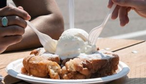 Persone che mangiano granita