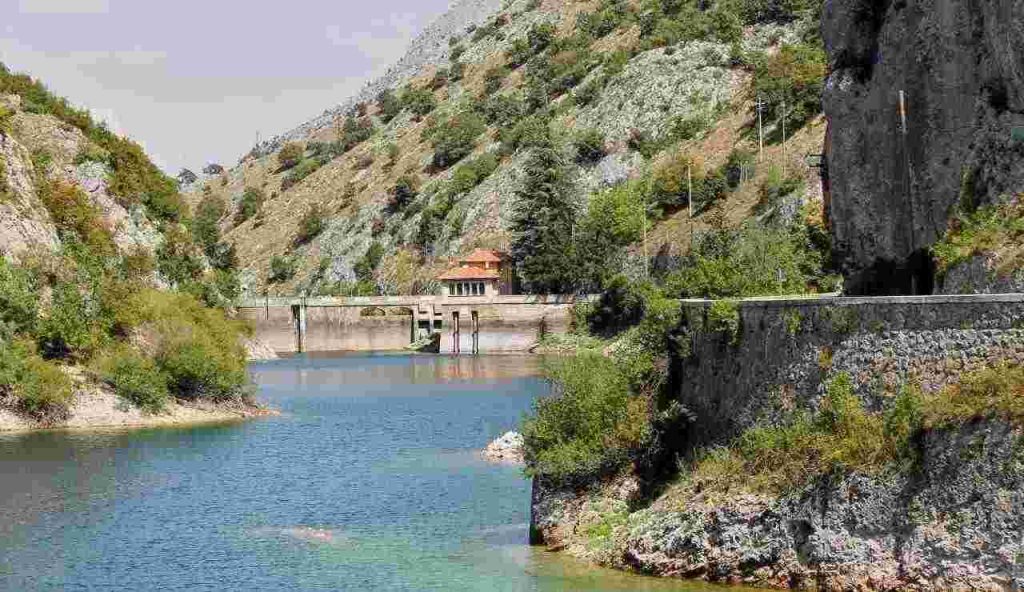 LAGO dei 4 MIRACOLI: è il più bello (ma sconosciuto) in Italia | Nelle acque smeraldo nuotavano i Santi, tra eremi, grotte e ponticelli