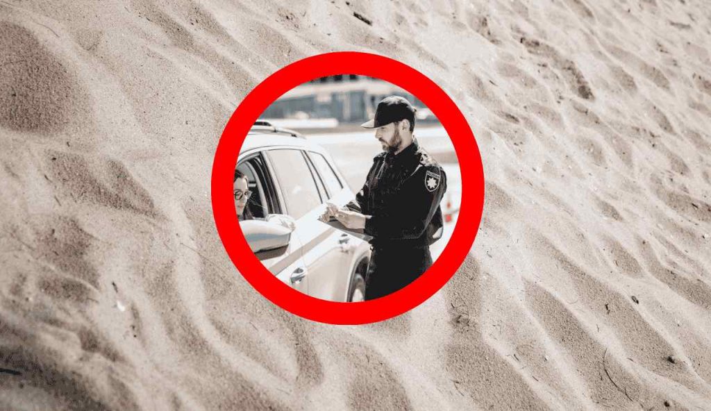 Boom di MULTE in SPIAGGIA, basta un passo falso e scatta la maxi sanzione da 3.000 euro | Quest’anno non si scherza più